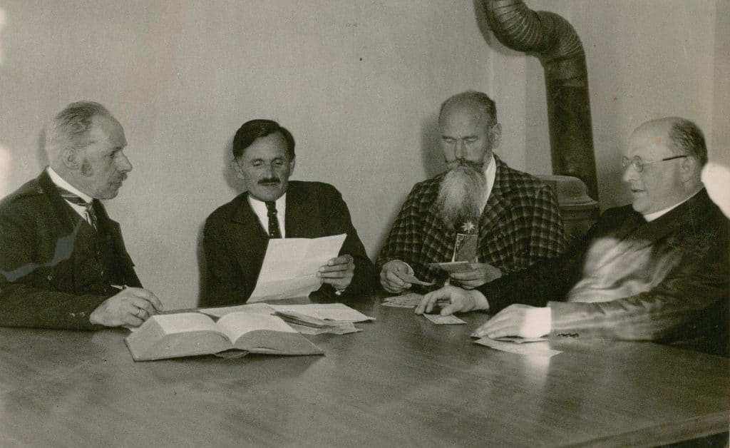 Michael Unterguggenberger (2.v.l.) und Treuhänder, 1933.