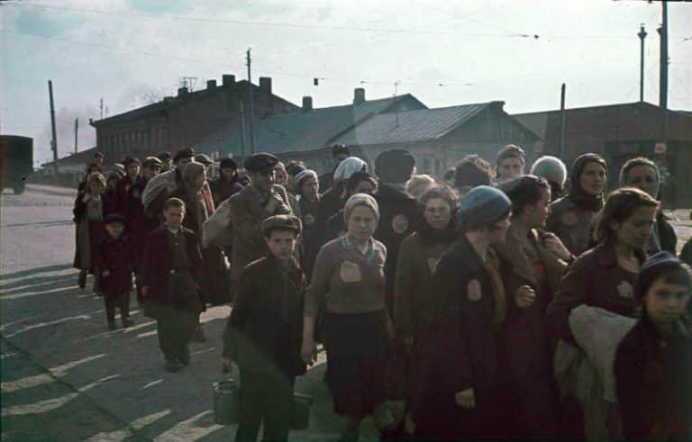 Gruppe von als »Juden der Rasse nach« gekennzeichneten Menschen in Minsk 1941, während der deutschen Besatzung Weißrusslands.