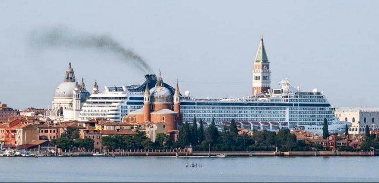 Panorama eines Kreuzfahrtschiffs in Venedig, 2019.