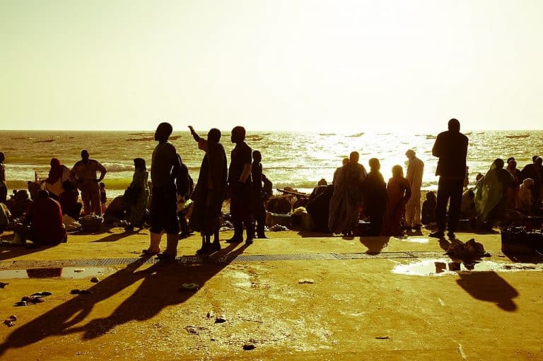 Der Begriff "Palaver" stammt aus Afrika. Hier zu sehen: Fischer verkaufen am Strand von Nouakchott, Mauretanien, ihren Fang des Tages.