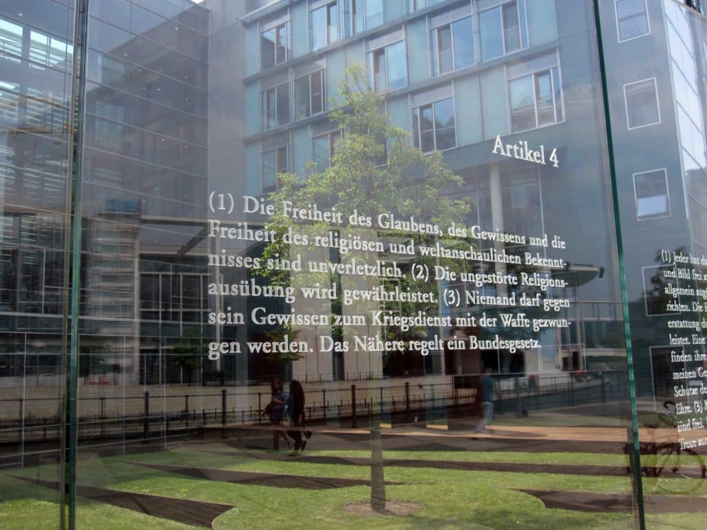 Grundgesetz Artikel 4, vor dem Bundestag in Berlin
