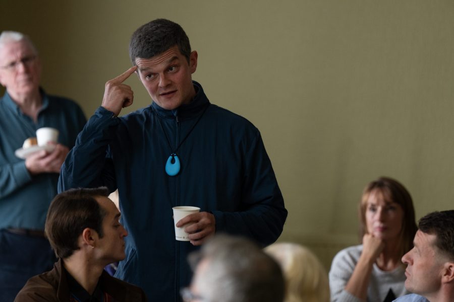 John Davidson (Robert Aramayo) erklärt Tourette