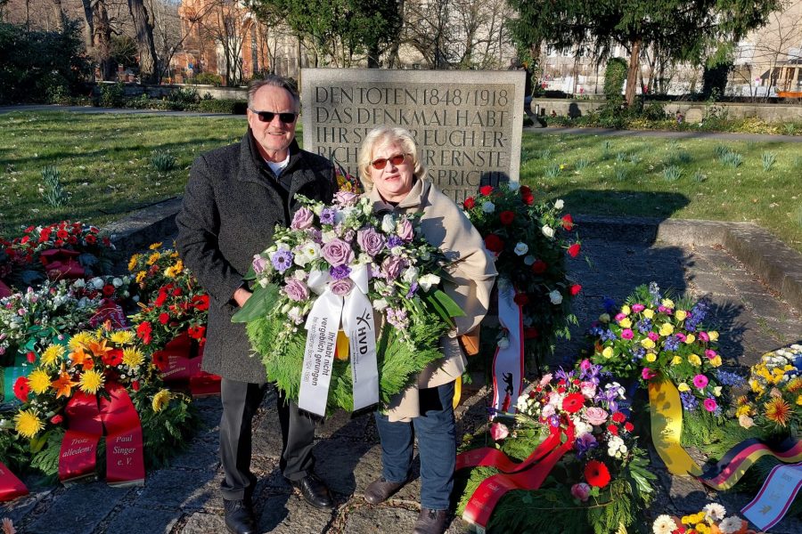 Dr. Bruno Osuch und Dr. Manuela Schmidt vom Humanistischen Verband Berlin-Brandenburg auf dem Friedhof der Märzgefallenen.