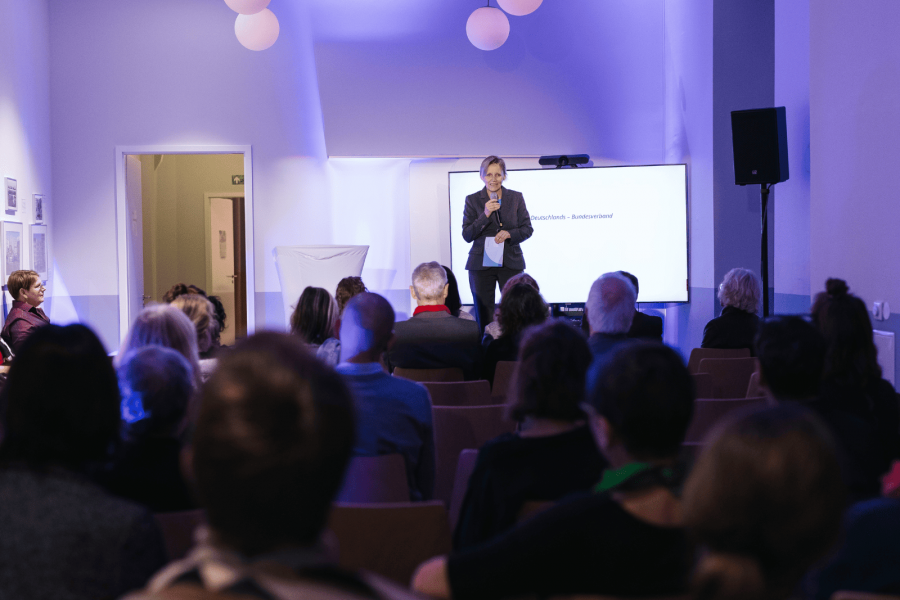 Katrin Raczynski (Humanistischer Verband Deutschlands – Bundesverband) am 13. November 2024 auf der Veranstaltung „Frauenrecht und Fötenschutz!“ in Berlin