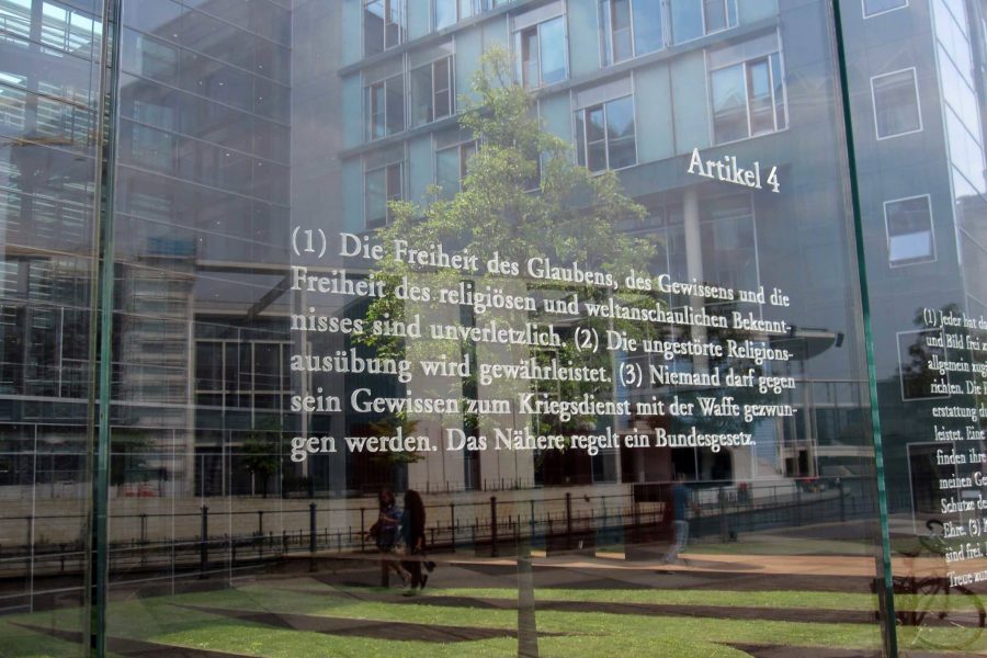 Grundgesetz Artikel 4, vor dem Bundestag in Berlin