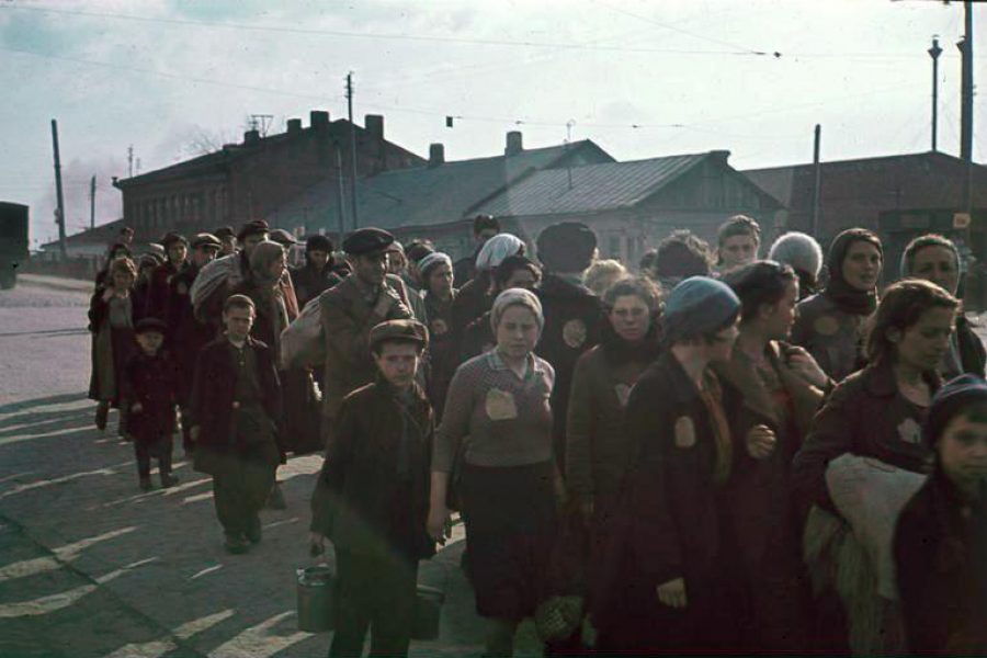 Gruppe von als »Juden der Rasse nach« gekennzeichneten Menschen in Minsk 1941, während der deutschen Besatzung Weißrusslands.
