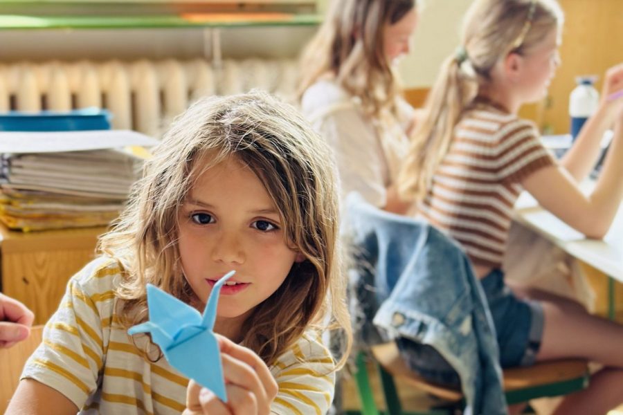 Schüler*innen einer Kreuzberger Schule basteln anlässlich des Welthumanist*innentags 2023 unter dem Motto „Sehnsucht nach Frieden“ im Lebenskundeunterricht Kraniche als Friedenssymbole.