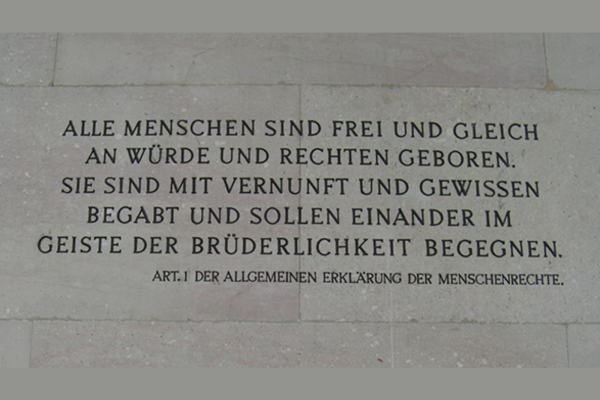 Artikel 1 der Allgemeinen Erklärung der Menschenrechte; am Parlamentsgebäude in Wien, Österreich