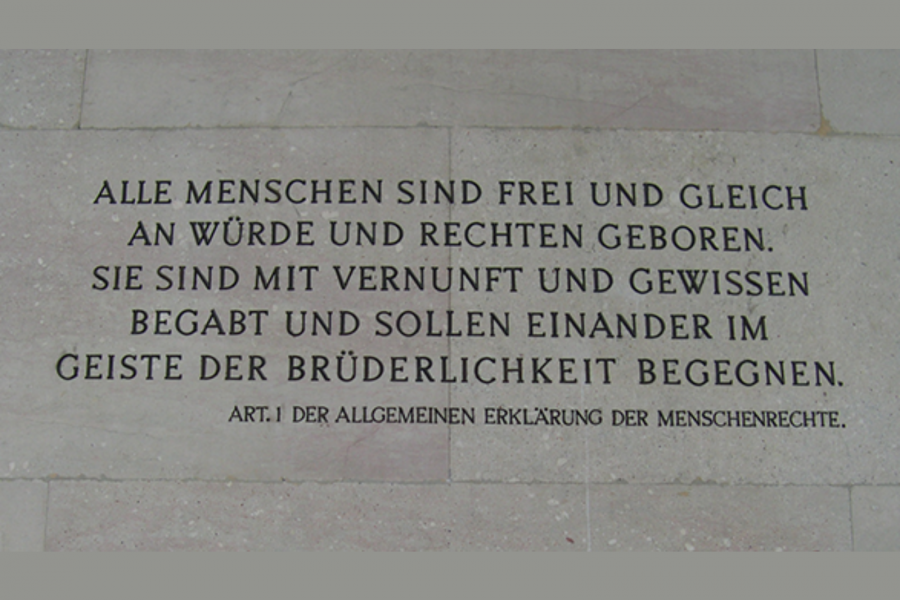 Artikel 1 der Allgemeinen Erklärung der Menschenrechte; am Parlamentsgebäude in Wien, Österreich