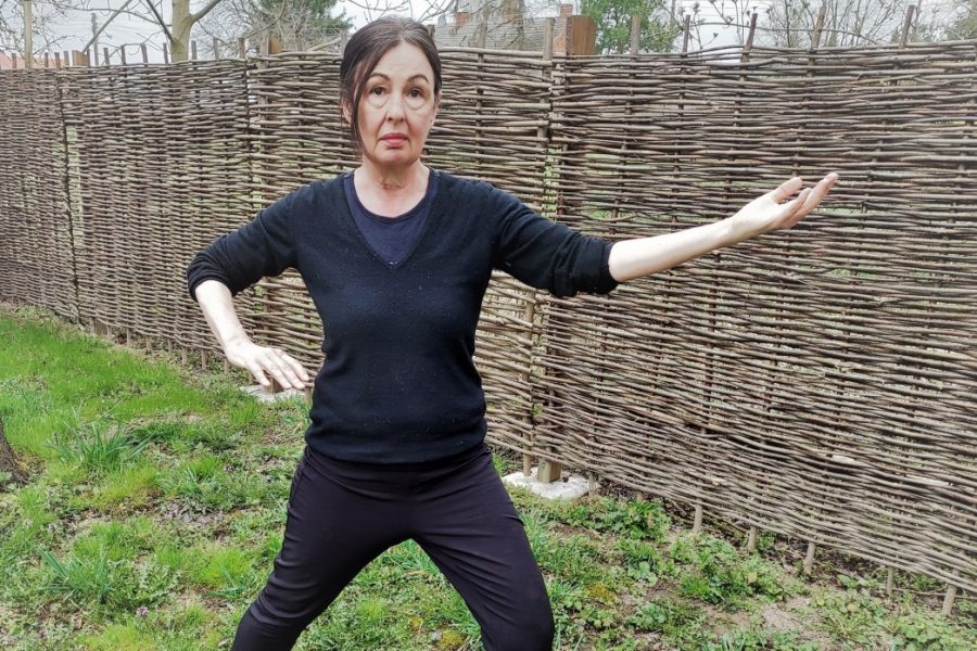 Kursleiterin Marie Cornelius beim Qi Gong in ihrem Garten