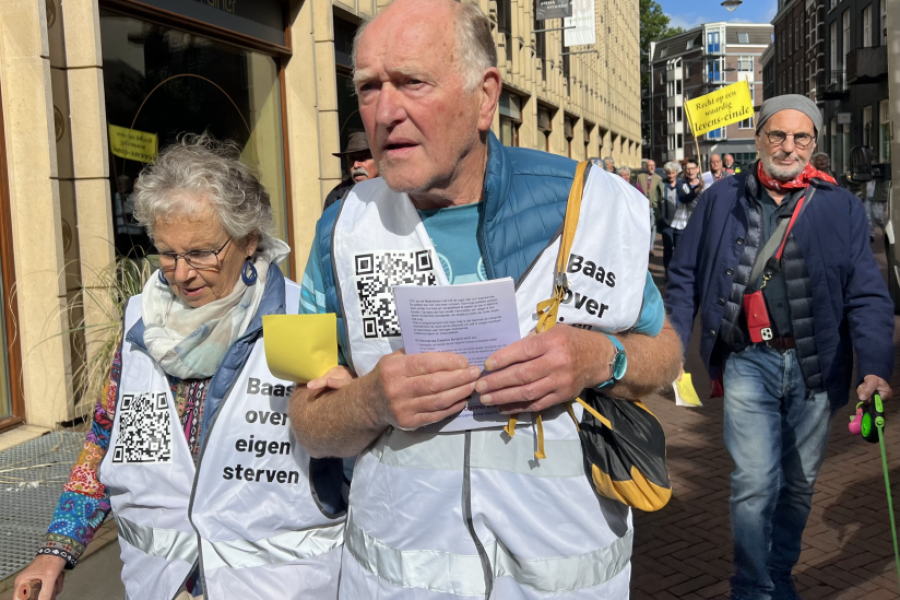 Demonstration in Arnheim, Niederlande, Juni 2024.  – Dr. Philip Nitschke rechts im Bild