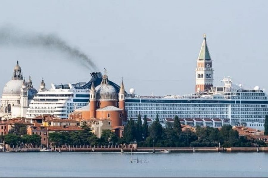 Panorama eines Kreuzfahrtschiffs in Venedig, 2019.