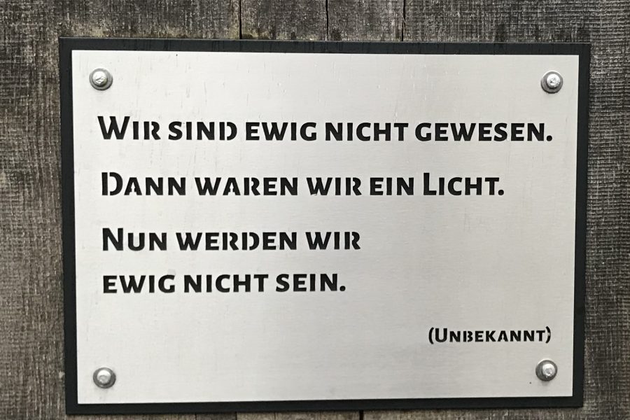 Tafel an der Stele im Waldfriedhof