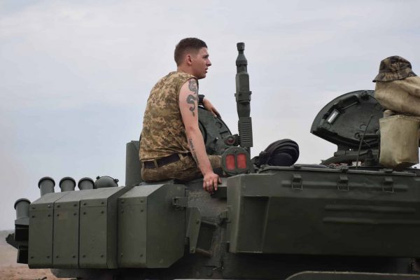 Ukrainischer Soldat auf einem erbeuteten russischen Panzer.