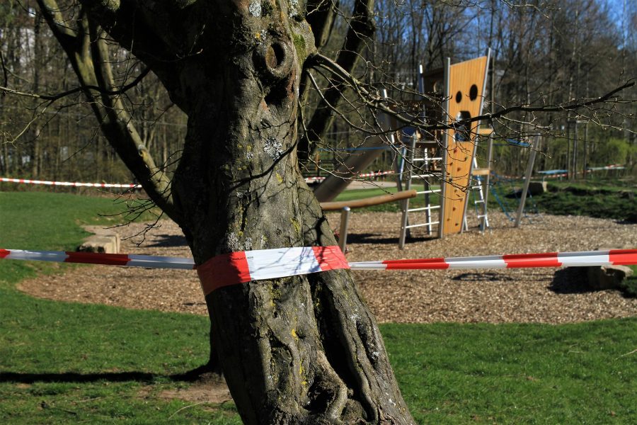 Spielplatz mit Absperrband