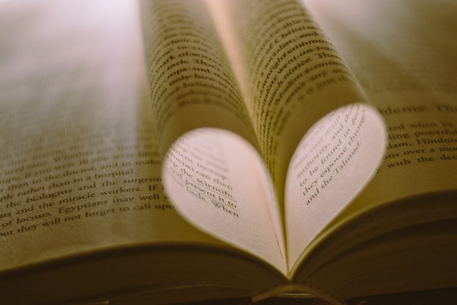 Buchseiten bilden ein Herz