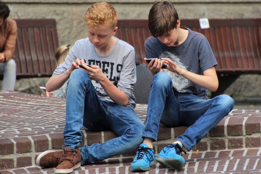 smartphone-mobile-hand-man-person-people-562059-pxhere.com