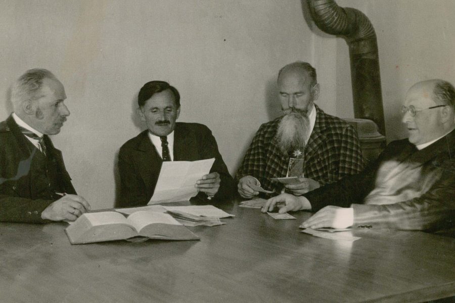 Michael Unterguggenberger (2.v.l.) und Treuhänder, 1933.